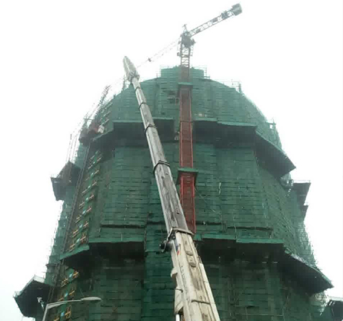 全椒吊车在工地上作业